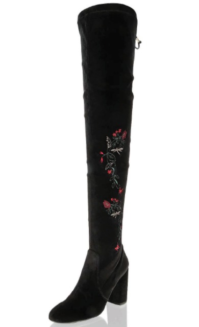 Sexy kozačky nad kolena Kate Gray s okouzlující květinovou výšivkou a ozdobným potiskem pořídíte za 2 699 Kč.