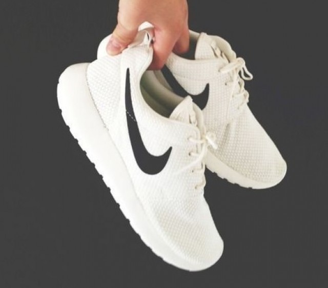 Odhoďte lodičky, letos jsou trendy sneakers!