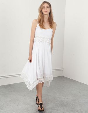 Bílé šaty Bershka, 699 Kč