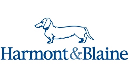 Přední italská módní značka Harmont&Blaine s logem jezevčíka.
