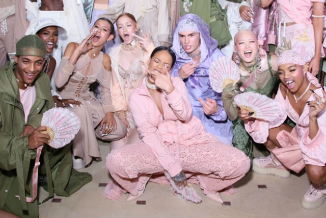 Rihanna ukázala v Paříži modely ze své kolekce FENTY PUMA jaro/léto 2017.