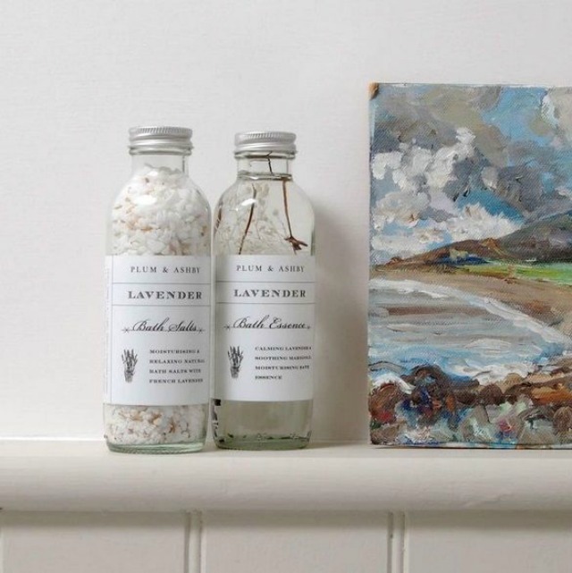Po dlouhém, náročném dni bude horká vana skutečným zážitkem. Nebudete z ní chtít vylézt. Koupelová esence Lavender 225 ml za 599 Kč a koupelová sůl s levandulí 250 gr. za 464 Kč.