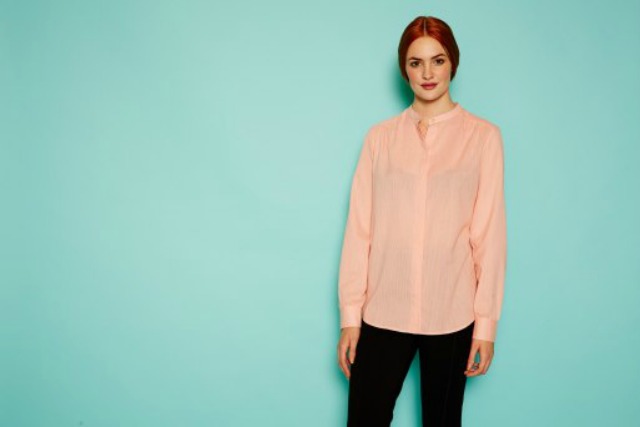 Ručně tkaná košile světle růžové barvy s jemným proužkem je vyrobena ze 100% bavlny. Koupíte ji za 1 166 Kč.