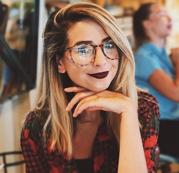 mladá Zoella vytvořila chutnou kosmetiku Zoella