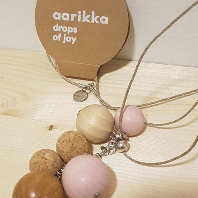 Aarikka je rodinná firmy, která zaměstnává výhradně finské řemeslníky. Aarikka vyváží vyrobené šperky do mnoha evropských zemí, ale také do USA nebo Japonska.