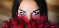 Plesové trendy 2018: slaďte šaty s barvou očí!