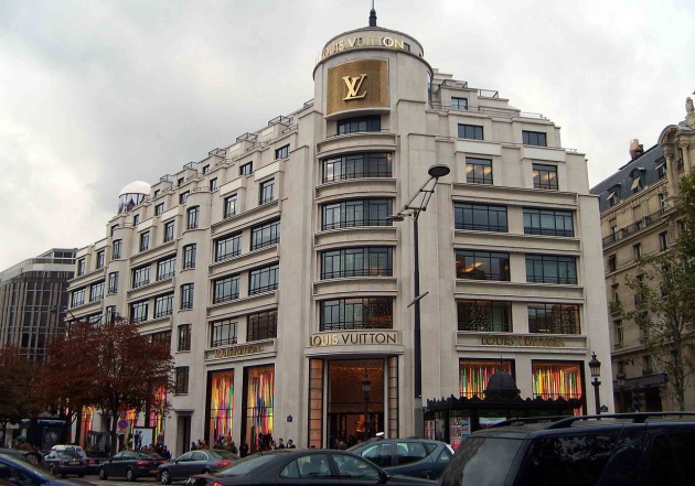 sídlo značky Louis Vuitton se nachází na slavném Champs – Elysées