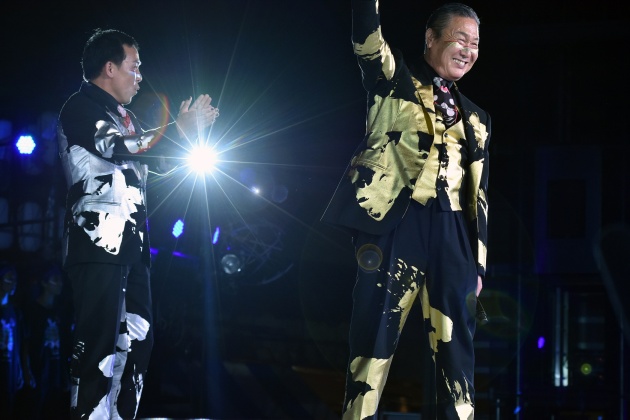 Legendární Kansai Yamamoto zdraví své fanoušky po přehlídce v Tokiu