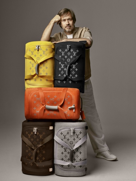 diseñador Mark Newson con una línea de equipaje de viaje LV