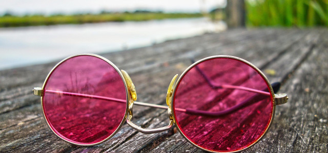 Sluneční brýle chrání náš zrak. Víte, jak se o ně řádně starat?