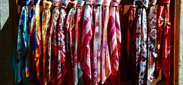 Je čas vytáhnout lehké šátky: Stylový doplněk pro podzimní dny roku 2025